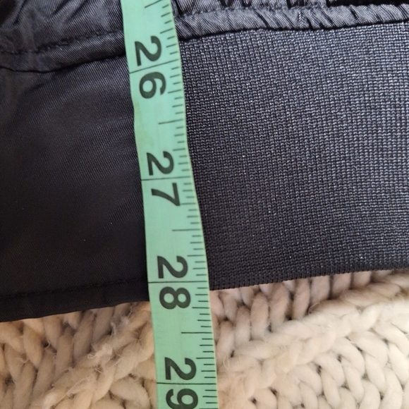 A Starter official NBA New York Knicks coat in a men's size large. NWOT. - Picture 8 of 10